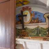 ...e persino un piccolo altare decorato, nascosto da due ante in legno